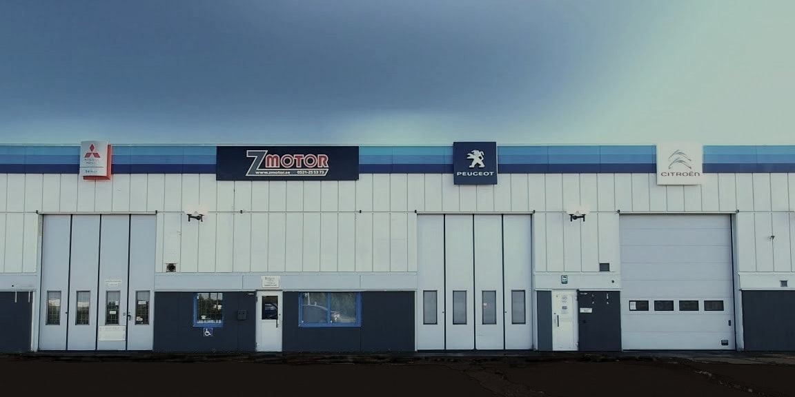 ZMotors fasad på Stampgatan 8 med skylt ovanför verkstadsportarna.