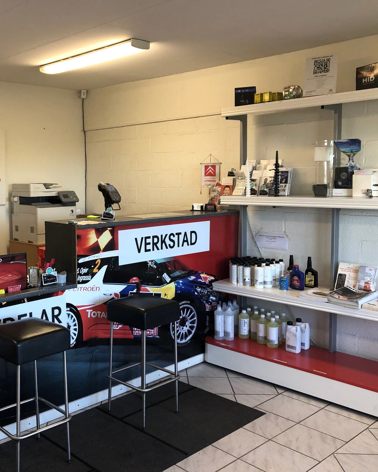 Disken för reservdelar och verkstad hos ZMotor, med hyllor av bilvårdsprodukter och tillbehör.